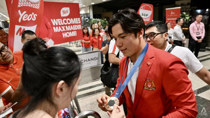 Everyone Gather Early to Welcome Olympic Medallist Max Maeder at Changi Airport