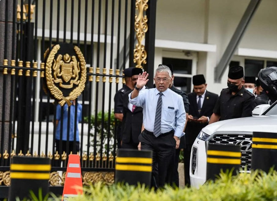 After meeting Anwar and Muhyiddin, Agong to call 30 BN MPs