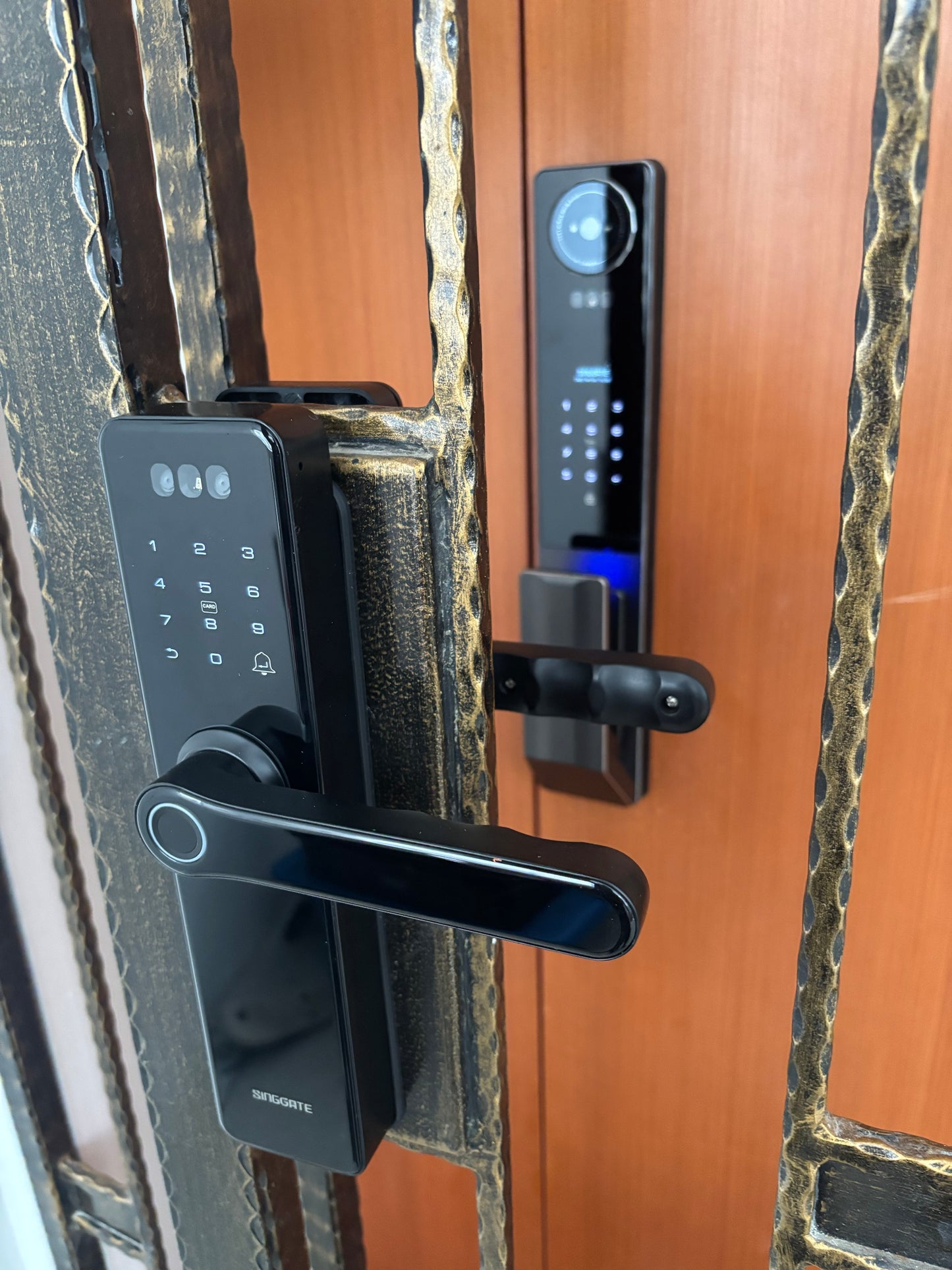 Singgate FM025 with 3D face + Video Calling Functions