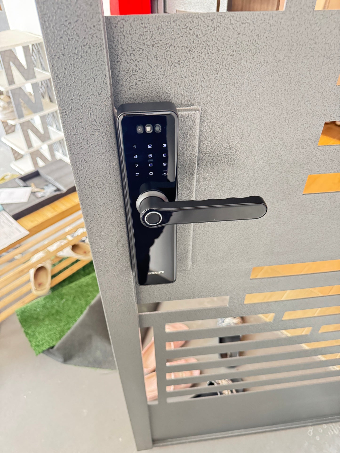 Singgate FM025 with 3D face + Video Calling Functions